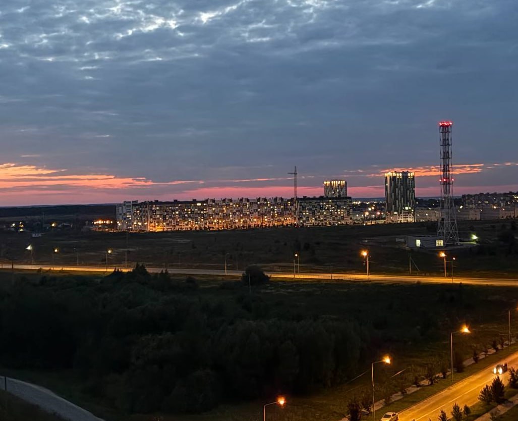 Подведены итоги конкурса Лучший по профессии Всероссийский конкурс профессионального мастерства Лучший по профессии является ключевым мероприятием нацпроекта Кадры и проводится по поручению президента В этом году число его номинаций увеличилось с 5 до 20 За звание Лучшего по профессии боролись представители 79 субъектов от Калининграда до Камчатки По каждой номинации для конкурсантов был подготовлен определенный комплекс заданий на проверку профессиональных навыков Участникам например нужно было складировать мячи экскаватором за 4 часа собрать пусковую установку беспилотной авиационной системы выстроить ярусные пирамиды рукой манипулятором запрограммировать промышленные контролеры или проехать змейкой на тракторе   Прислать новость Подписаться