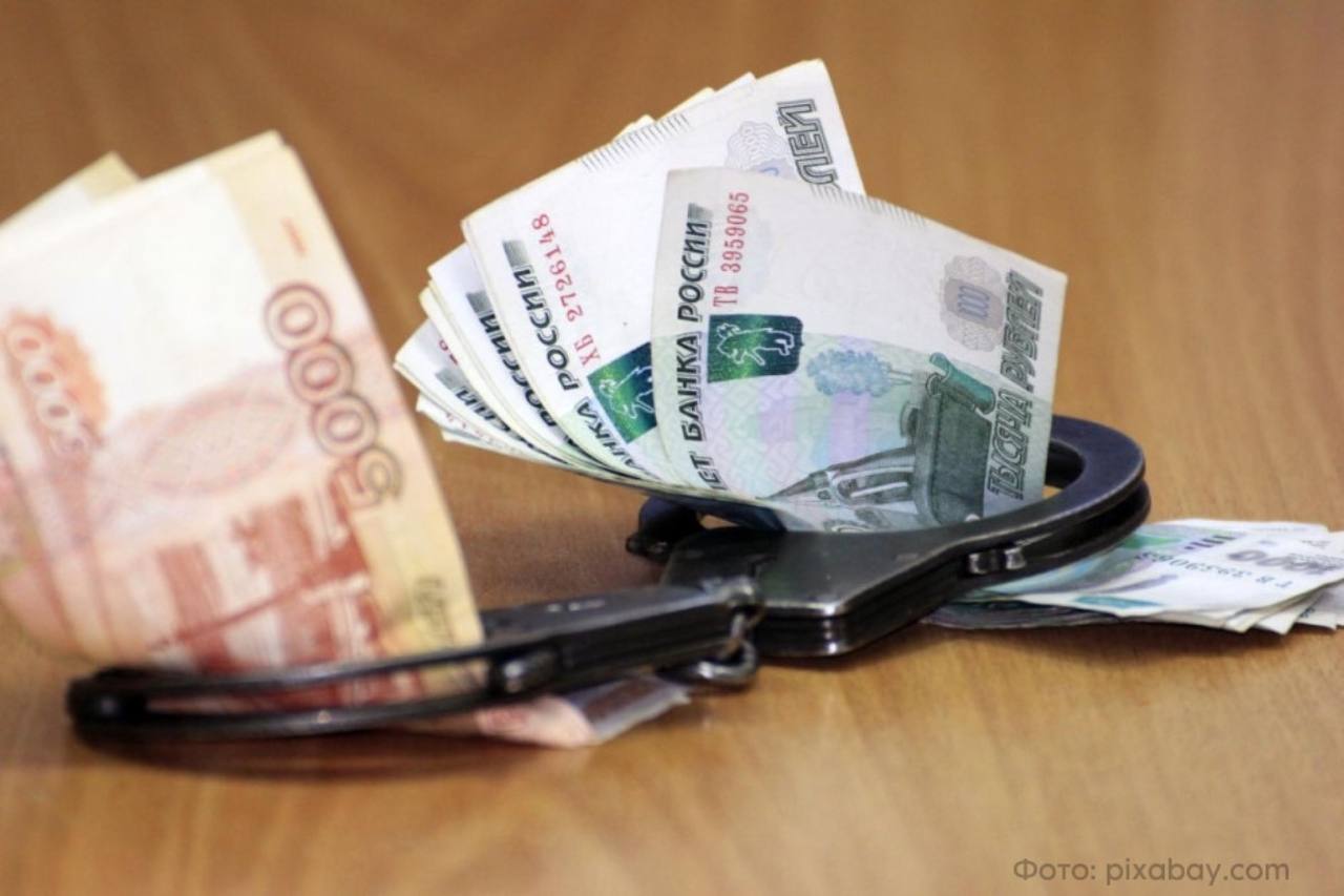 Экс-начальника районного отдела полиции задержали сотрудники УФСБ, его обвиняют во взятке в 2 млн рублей В Калужской области перед судом предстанет бывший начальник районного отдела полиции. По версии следствия, в июле 2024 года он получил взятку в 2 млн рублей от директора одного из местных предприятий. Деньги, как считают в региональном СК, передали через посредника — за «непривлечение к ответственности» и сливы о грядущих проверках. В истории участвовал и один из подчинённых экс-начальника. Дело уже передано в суд. Преступления выявлены сотрудниками УФСБ России по Калужской области. А расследование дела в отношении посредника продолжается. Прислать новость Заказать рекламу