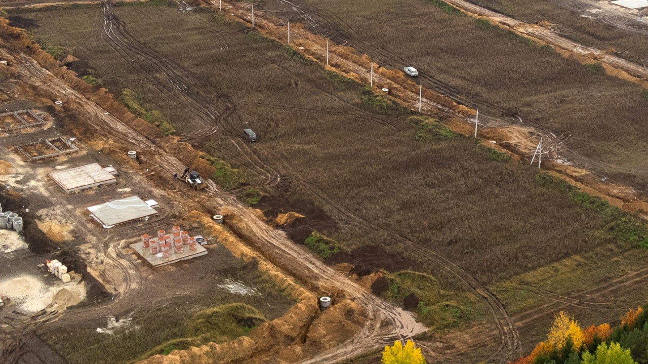 В начале ноября для многодетных семей Казани и Набережных Челнов стала доступна новая мера поддержки вместо ожидания земельного участка можно получить денежную выплату В Челнах за две с половиной недели уже поступило 15 таких заявлений С людьми ожидающими выплаты пообщалась обозреватель Татар информа Жительница Набережных Челнов Юлия Шайхразиева мама троих детей переехала в Набережные Челны из Муслюмовского района Ее супруг Рустам участник специальной военной операции он погиб в прошлом году В очередь на земельный участок семья встала еще в январе 2016 года Слухами земля полнится Я уже лет пять не заходила на страницу не смотрела движение очереди Открыла посмотрела мы были 655 ми Нас уже приглашали в августе Пошла в мэрию посмотрела какие земли можно получить Предложили в Муслюмовском Мензелинском и Сармановском районах а нам хотелось в Тукаевском У меня в Муслюмовском районе уже есть дом и земля зачем мне еще земля в этом районе поделилась Юлия Подумала что лучше забрать деньгами Пусть и не самая большая сумма но я планирую обновить автомобиль так что добавлю средства на покупку новой машины Нововведение благодаря которому многодетные семьи из Набережных Челнов и Казани могут получить деньги вместо земли она оценивает положительно Это конечно очень хорошо Когда мы подавали заявление такая мера уже действовала в Москве и Московской области Юлия добавила что в очереди на земельные участки в Татарстане стоит немало семей Свободных земель мало а желающих их получить наоборот много поэтому денежная выплата хорошая альтернатива  Подпишитесь на iatatarinform Читайте нас в МАХ
