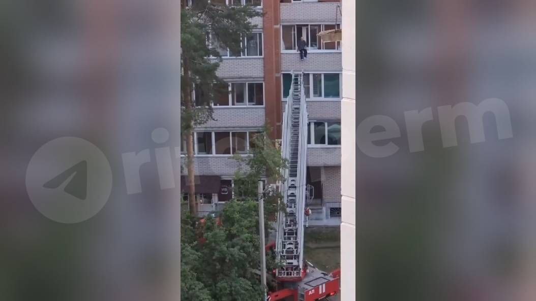 В Прикамье пожарные спасли дедушку от падения с 4 этажа  Инцидент произошел вечером 6 июня в Чайковском в доме на ул. Вокзальная. Пенсионер сидел на карнизе балкона и выглядел растерянным. Соседи вызвали оперативные службы.  Прибывшие пожарные быстро развернули автолестницу. Один из спасателей осторожно взял дедушку на руки и перенес его обратно в квартиру.  Источник    ЧП Пермь    Прислать новость