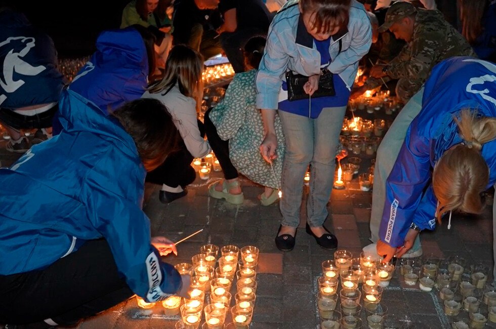 Донбасс помнит. В Донецке зажгли 2800 свечей в память о героях ВОВ Накануне Дня памяти и скорби партийцы «Единой России» совместно с «Волонтерами Победы» и активистами общественного движения «Донецкая Республика» выложили свечами огненный силуэт мемориала, установленного на Саур-Могиле. Из таких же свечей были добавлены надписи «Донбасс помнит» и годы Великой Отечественной войны, а также участники акции развернули гигантскую георгиевскую ленту, почтив память погибших героев. Мероприятие прошло у подножья монумента «Твоим освободителям, Донбасс». Читать полностью Подписаться