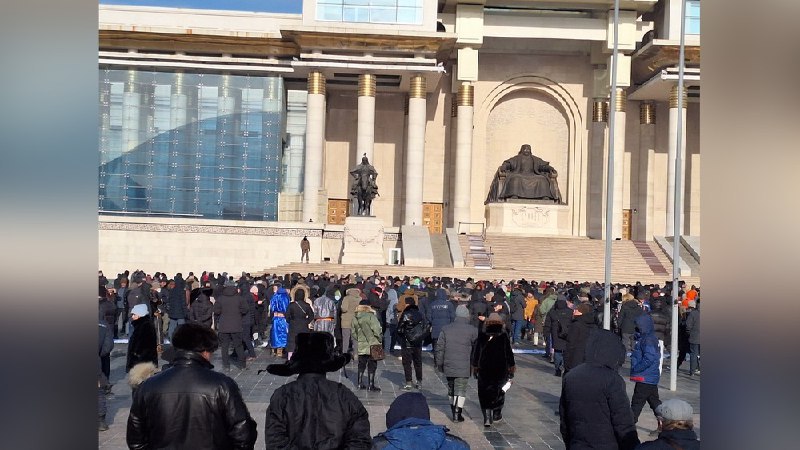 Массовые акции протеста с призывами к отставке правительства проходят в столице Монголии Улан-Баторе, сообщают местные СМИ