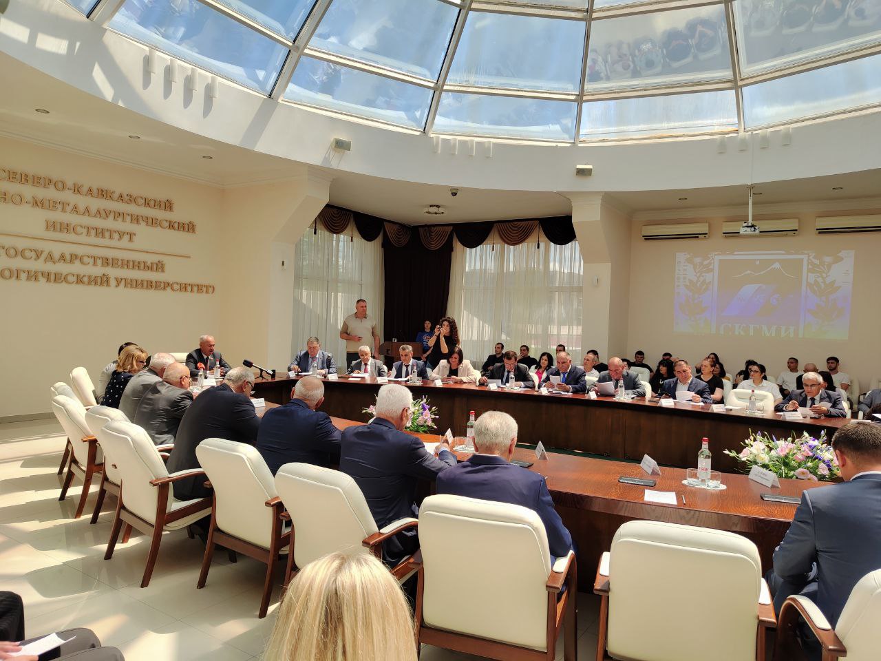 Председатель совета регионального отделения партии "РОДИНА" Таймураз Фидаров принял участие в выездном заседании Парламента республики. Тема обсуждения: О ходе реализации Закона республики Северная Осетия- Алания "О недропользовании в РСО-Алания". Открыл заседание Таймураз Тускаев, который подчеркнул важность и актуальность темы обсуждения круглого стола. По итогам заседания депутатами были приняты рекомендации по возможности рассмотрения и разработки Правительством республики различных республиканских программ по вопросам недропользования, а также создания и регистрации санитарно - охранных зон, ужесточения регионального государственного геологического контроля в отношении участков недр местного значения, проведения инвентаризации земельных участков, не допущения добычи подземных вод без соответствующих лицензий и, соответственно, ускорению работы по оформлению лицензий на пользование недрами водозаборных скважин. Таймураз Фидаров отметил, что в Северной Осетии активно развивается рыбоводство. «Сегодня в республике успешно работают более 50 рыбоводных хозяйств. Рыбоводство в целом, безусловно, относится к важнейшим отраслям, вносит значительный вклад в социально-экономическое развитие региона. При этом важно сохранить источники воды в первозданном виде, не допустить возникновения экологических угроз, а также рассмотреть возможность использования качественных биодобавок», – сказал он.