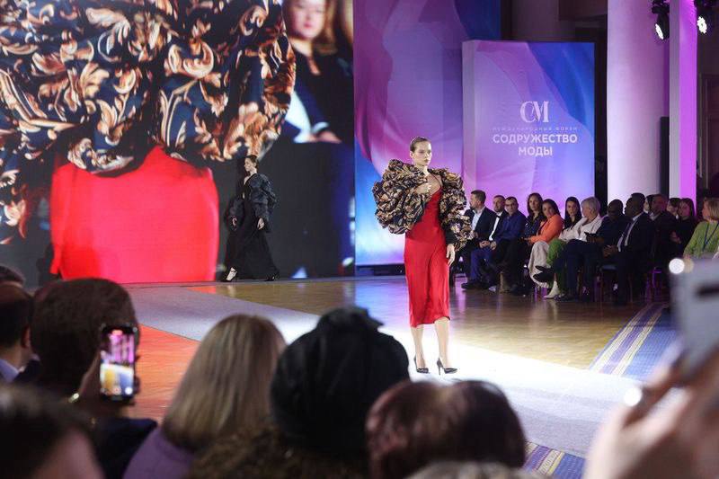 Содружество моды импульс развитию креативной экономики С 19 по 21 ноября в Санкт Петербурге пройдет IV Международный форум Содружество моды масштабное событие объединяющее страны СНГ в сфере моды легкой промышленности и креативных индустрий 6 ключевых треков Экономика и инвестиции Производство Красота и здоровье Креативные индустрии Образование и профориентация Культура Более 200 спикеров 38 круглых столов пленарная дискуссия и всё это реальный вклад в Стратегии развития легкой промышленности до 2035 года и креативной экономики до 2036 года В этом году новые форматы Показ инклюзивной моды Медицинская гостиная от ФМБА и АНО Медицинский туризм Бизнес завтрак с корпорацией Туризм РФ Подробная программа на сайте форума Подписывайтесь на ЕЖФ