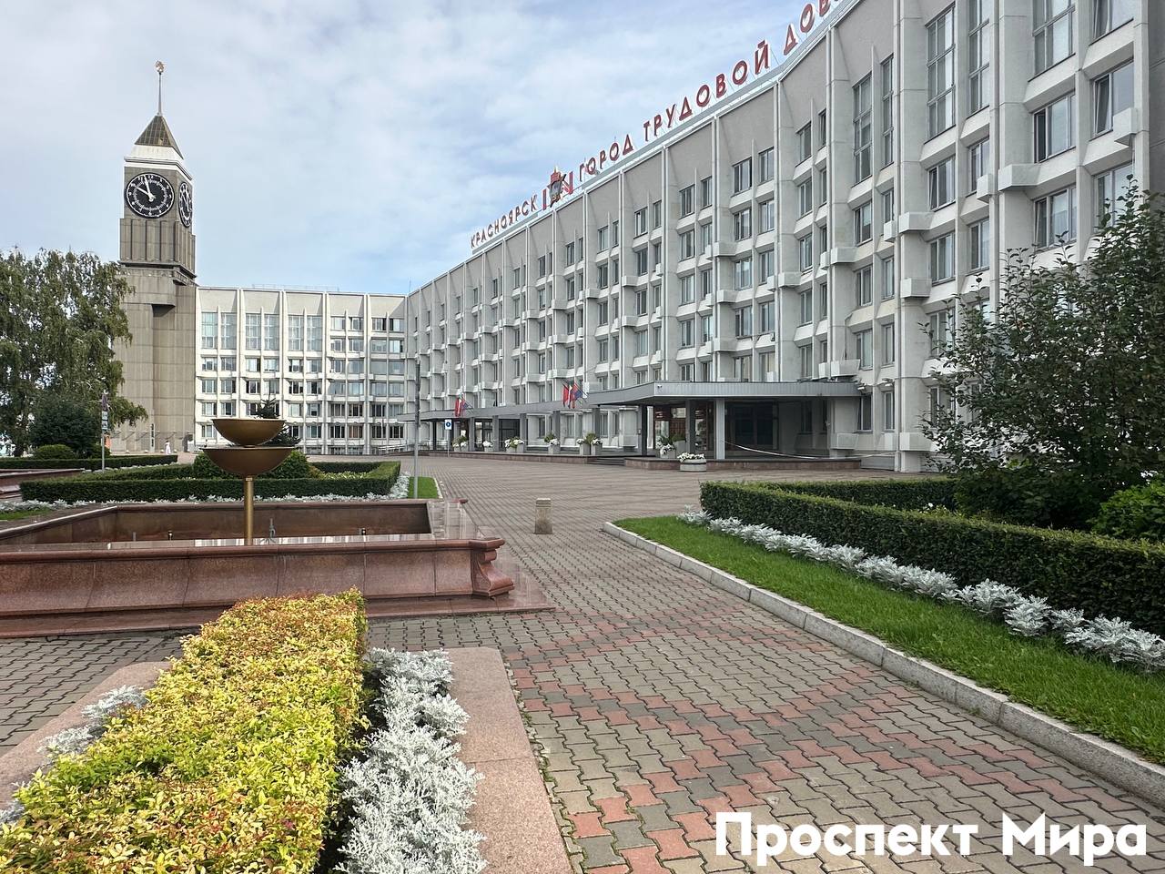 В Красноярске чиновникам мэрии решили удвоить пенсии Проект решения в горсовет внес врио главы города Красноярска Роман Одинцов Планируется что пенсия за выслугу лет будет рассчитываться не от размера зарплаты а от ежемесячного удвоенного денежного вознаграждения Снизится и срок необходимый для получения права на такую пенсию с шести до пяти лет Базовый размер выплат составит 45 от двойного оклада а за каждый дополнительный год службы будет начисляться еще по 5 но общий размер не превысит 95 Также предполагается что каждый раз когда депутаты горсовета будут пересматривать минимальный оклад муниципальным служащим пенсия будет индексироваться автоматически Под новые правила попадают мэр председатель и зампредседателя горсовета первые заместители и руководители департаментов часть муниципальных служащих А также главы муниципальных образований и главы районов После снижения срока на новые выплаты сможет рассчитывать Роман Одинцов prmira news
