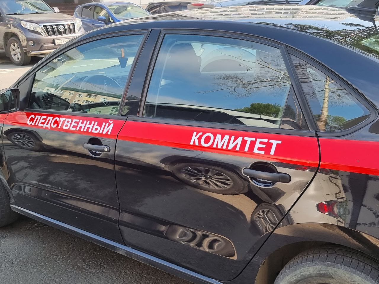 В Долинске подросток погиб упав с крыши пятиэтажки Трагедия произошла на улице Хабаровской с крыши жилого дома сорвался семиклассник Подросток упал с высоты пятого этажа и скончался от полученных травм на месте Сейчас на месте работают следователи и полиция Возбуждено уголовное дело по статье 109 УК РФ Причинение смерти по неосторожности Обстоятельства происшествия устанавливаются Источник ЧП ДТП Сахалин Точка отсчёта Telegram Местное Подписаться на СахПресс Прислать новость