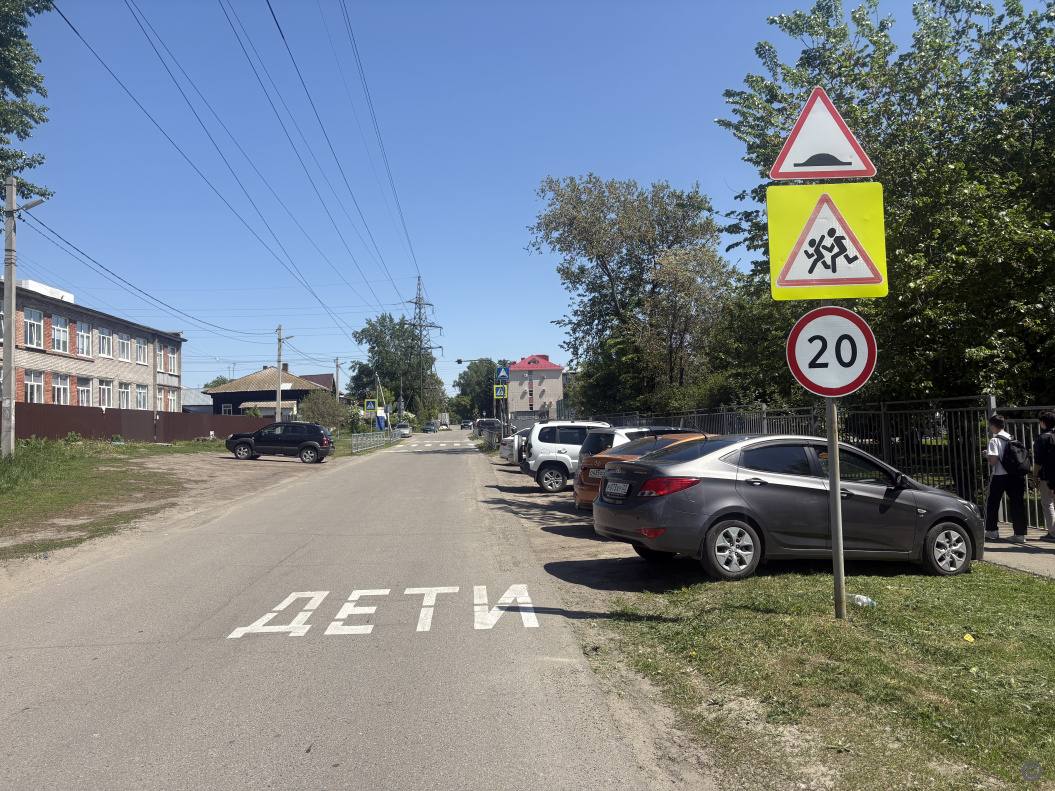 На улично-дорожной сети города продолжаются работы по нанесению дорожной разметки Выполнены работы по нанесению продольной разметки из износостойких материалов на проспектах Ленина, Строителей, Социалистическом, Красноармейском, улице Аванесова и Змеиногорском тракте. Также выполнены работы по нанесению дорожной разметки на пл.Баварина, пл.Октября, пл.Советов, пл.Свободы, пл.Победы, в районе сквера им.Г.С.Титова, улицах Партизанской, Северо-Западной, Воровского, 8 Марта, Профсоюзов, Парфенова, Пушкина, Гоголя, Анатолия, Ползунова, Молодежной, Фурманова, а также на участке улицы Малахова, от улицы Власихинской до улицы Сухэ-Батора. Помимо этого, начаты работы по обновлению дорожной разметки на пешеходных переходах, расположенных вблизи школ, имеющих непосредственные выходы на проезжие части автомобильных дорог. В настоящее дорожная разметка нанесена у 35 школ на 33 пешеходных переходах. Всего в рамках подготовки к последним звонкам запланировано нанесение разметки у 54 школ на 59 пешеходных переходах. Далее, согласно графику, работы по нанесению дорожной разметки будут выполняться на аварийно-опасных участках, в местах концентрации ДТП. Для обеспечения пропускной способности автомобильных дорог города работы по нанесению дорожной разметки выполняются преимущественно в ночное время в зависимости от погодных условий. В настоящее время выполнены работы по нанесению 17,36 тыс. кв м. дорожной разметки, в том числе 5,62 тыс. кв м. из износостойких материалов.