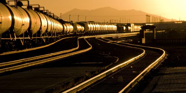 Минэкономики Армении рассматривается импорт сжиженного газа из России через Азербайджан В Министерстве экономики Республики Армения сообщили о проработке возможности импорта сжиженного газа из Российской Федерации с использованием транзитного маршрута через территорию Азербайджана По информации ведомства данный вариант рассматривается в рамках обеспечения стабильности поставок сжиженного газа и диверсификации логистических маршрутов В частности обсуждается организация перевозок по железнодорожному сообщению В Минэкономики отметили что вопрос находится на стадии согласований и организационной проработки Сроки начала поставок и объемы на данном этапе не уточняются Армения Россия Энергетика