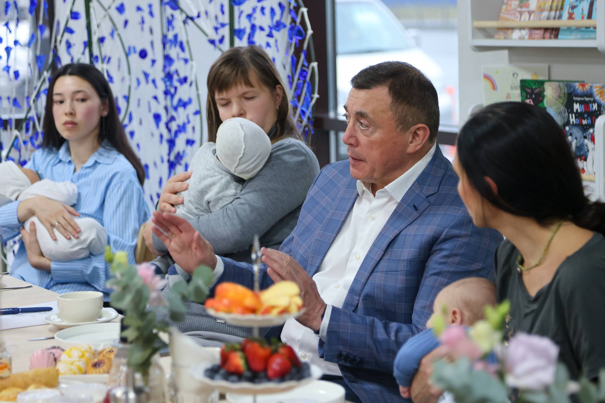 В канун Дня матери губернатор Валерий Лимаренко встретился с сахалинскими молодыми мамами соцработниками волонтерами и представителями бизнеса Собрали самые важные моменты этой беседы   До конца 2025 года в Сахалинской области обучат 300 нянь Квалифицированные специалисты уже сейчас значительно облегчают жизнь островным женщинам  В сахалинских детских садах появятся группы присмотра куда можно будет отдать ребенка на несколько часов Таким образом у молодых мам будет освобождаться время на себя на поход в магазин в поликлинику или по другим нуждам  Островные женщины действительно нуждаются в поддержке не только финансовой но и психологической Одна из участниц встречи рассказала что год назад столкнулась с потерей ребенка и тогда ее поддержал только узкий круг людей  Упор на поддержку материнства и детства в регионе в этом году уже дал результат В 2025 на островах гораздо больше женщин приняли решение завести ребенка чем в 2024