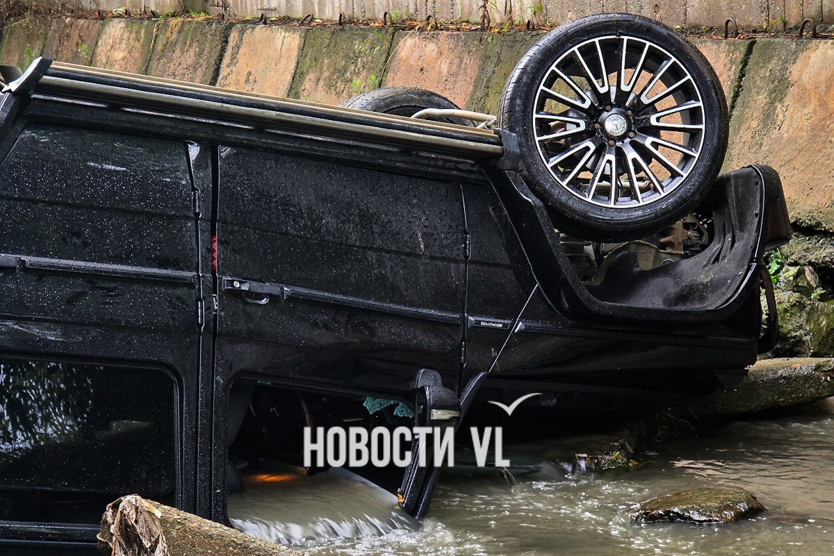 Китайский журналист из Москвы слетел на «Мерседесе» во Вторую речку Mercedes Benz с водителем за рулём упал во Вторую речку в районе Бородинской, 20. Машина оказалась служебной – на ней приехал из Москвы китайский журналист. Он же и был за рулём. По его словам, у старого внедорожника отказали тормоза. Сам водитель почти не пострадал – отделался ссадинами. А вот автомобиль сильно помят и лишился нескольких стекол. Подробнее