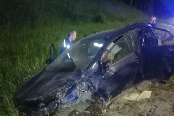 В Екатеринбурге 18-летний игрок ХК «Авто» попал в жёсткую аварию и впал в кому В Екатеринбурге разбился в аварии 18-летний защитник молодёжной хоккейной команды «Авто» Артём Митькин. О впал в кому. Вместе с ним были его приятель и их подруга. Об этом сообщил телеграм-канал Hockeymans78. — Митькин Артем Юрьевич доставлен в 36-ую ГТБ с диагнозом: сочетанная травма, перелом костей лицевого скелета, УГМ тяжёлой степени, острая субдуральная гематома, САК, пневмоторакс слева, двухсторонний ушиб легких, алкогольное опьянение. Госпитализирован в НХО в состоянии комы, неконтактный, — пишет тг-канал. Приятель Митькина вышел на связь, он лежит в палате под наблюдением врачей, сообщает Ura.Ru.