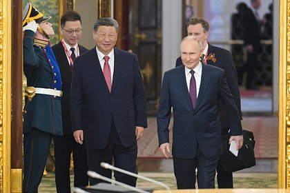 Официальные переговоры Путина и Си Цзиньпина завершились Официальные переговоры президента России Владимира Путина и лидера КНР Си Цзиньпина завершены, они продолжались 3,5 часа, передает РИА Новости. По данным ТАСС, переговоры проходили в расширенном составе с участием делегаций. Также агентство сообщает, что далее представители Москвы и Пекина подпишут несколько документов о сотрудничестве. Затем ожидается неформальная часть: официальный завтрак и беседа лидеров за чаем. Главы государств пообщаются с глазу на глаз по наиболее чувствительным темам.