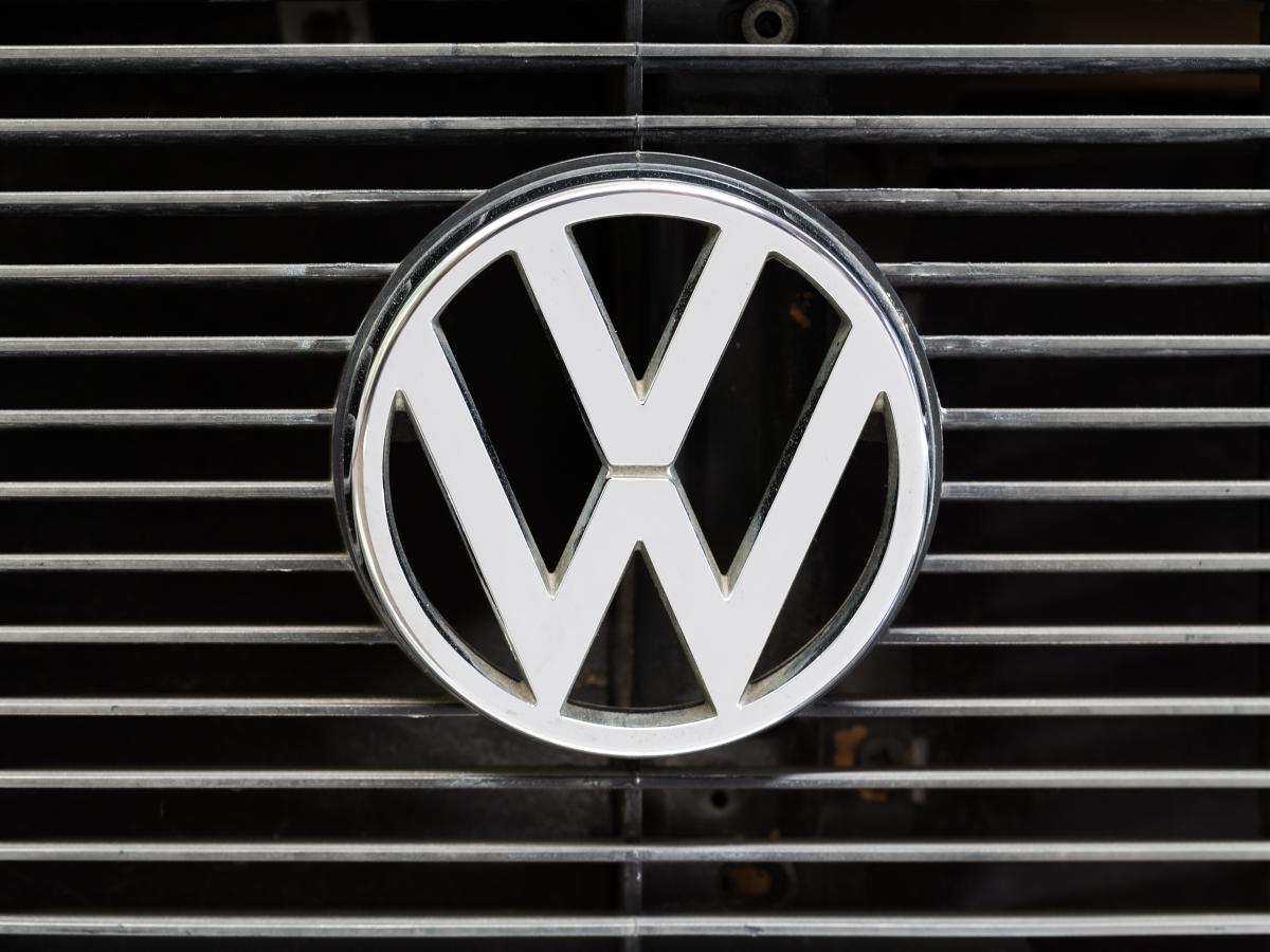 Volkswagen под ударом: пошлины Трампа вызвали пересмотр финансовых целей Volkswagen AG понизил свой финансовый прогноз на год из-за увеличения расходов на пошлины, введенные президентом США Дональдом Трампом, что негативно сказалось на прибыли брендов Audi и Porsche Продолжить чтение » Новости экономики и бизнеса. Подписка