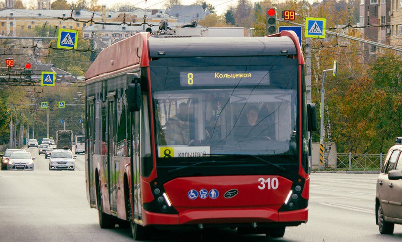 О развитии общественного транспорта С 16 августа начали действовать изменения на троллейбусном маршруте 5 маршрут продлен до ул 3 я Кольцевая Одно из основных новшеств использование автономного хода на тех участках где нет контактных линий электропередачи Троллейбус автоматически опускает штанги что позволяет ему двигаться на автономном ходу а затем снова подключается к контактной линии С 25 августа на автобусном маршруте 29С появятся дополнительные рейсы что особенно важно для жителей микрорайонов Энергетик и Юрьевец Автобусы будут отправляться от остановки Энергетик до Площади Победы ежедневно в 07 19 и 08 20 что позволит снизить нагрузку на утренние рейсы Обновление и расширение парка пассажирского транспорта это один из ключевых приоритетов нашего города Мы тесно работаем в этом направлении с областными службами при поддержке руководства региона и Губернатора Владимирской области Александра Авдеева В ближайшее время ожидаем поступления двух современных низкопольных троллейбусов оснащенных кондиционерами и способных автономно проходить до 20 километров Кроме этого ведется активная работа по набору кадров и совершенствованию системы оплаты проезда В скором времени будет внедрен новый способ оплаты через валидаторы который позволит списывать средства даже при отсутствии интернет соединения Это особенно важно в нынешних условиях когда временные отключения интернета для обеспечения безопасности могут создавать неудобства Мы стремимся к тому чтобы общественный транспорт был удобен и комфортен для всех категорий граждан нашего города Работа в этом направлении будет продолжена