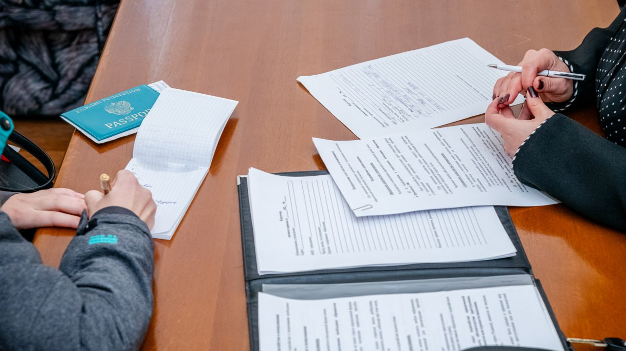 В Администрации Главы ЛНР прошел прием граждан Лично проконсультировала жителей республики заведующий сектором по вопросам помилования АГ ЛНР Алина Нечаева Она оказала помощь гражданам чьи родственники отбывают наказание в местах лишения свободы по таким вопросам как прохождение процедуры помилования подготовка соответствующего ходатайства в интересах осужденных порядок и сроки его рассмотрения   Ключевая информация направлять прошение о помиловании необходимо на Президента РФ Владимира Путина через Комиссию по вопросам помилования которая постоянно действует на территории республики В Комиссии граждане чьи родственники отбывают наказание на территории региона могут получить полную поддержку и ответы на все вопросы Телефон для консультаций 7 8572 50 10 18 Администрация Главы ЛНР