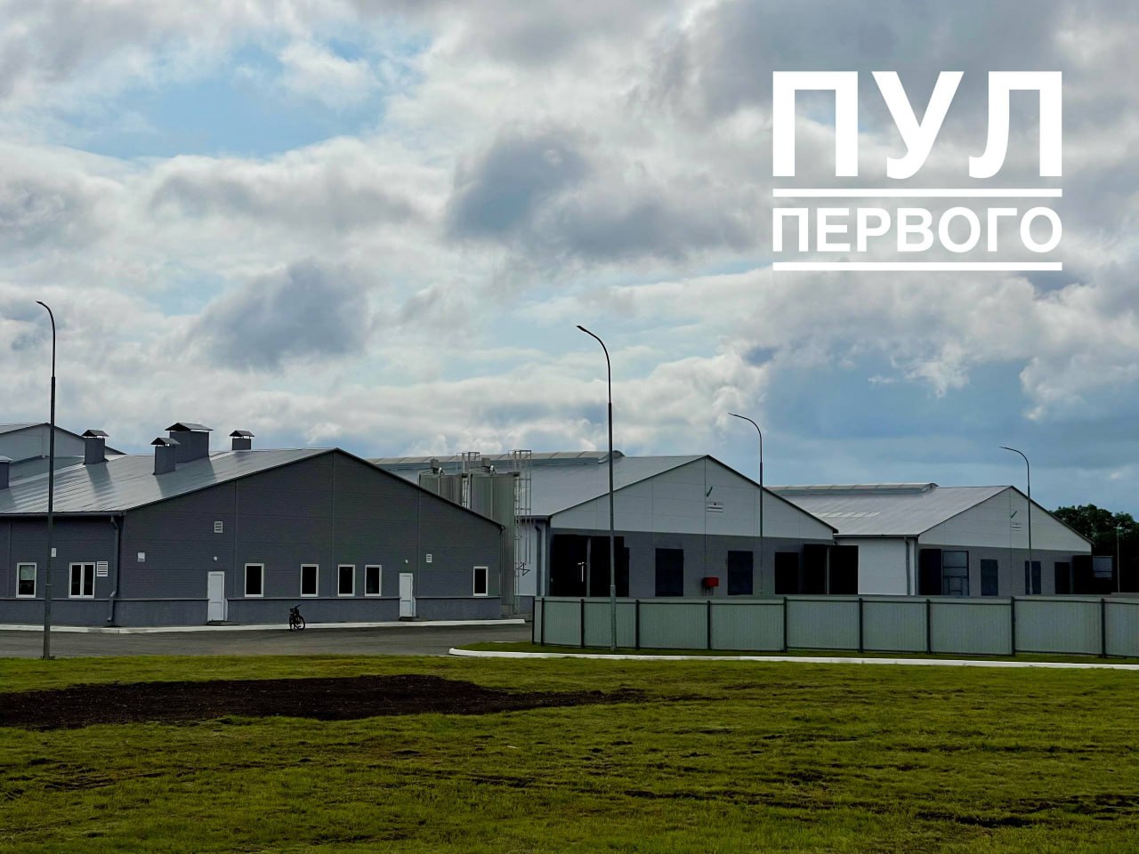 Лукашенко вновь собрал выездной семинар по теме сельского хозяйства Мероприятие пройдет на базе одного из молочно-товарных комплексов филиала "Острошицкий Городок" ОАО "Агрокомбинат "Дзержинский". Главе государства и участникам семинара доложат о производственной деятельности ОАО "Агрокомбинат "Дзержинский" и передовом опыте строительства молочно-товарных комплексов на примере МТК "Селище-2". Речь пойдет о комплексном подходе к повышению сохранности крупного рогатого скота и обеспечению роста его продуктивности. Участники мероприятия ознакомятся с условиями содержания молочного скота на МТК, технологией кормления и доения крупного рогатого скота, современными способами внесения жидких органических удобрений. В числе участников семинара-совещания - председатели облисполкомов и их первые заместители, уполномоченные представители главы государства в регионах, помощники Президента - инспекторы по областям.