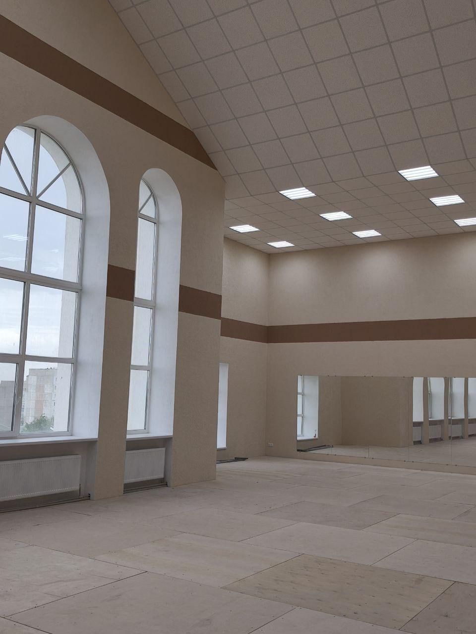 Здоровый образ жизни и спорт находятся в приоритете при развитии городской среды Брянки Здоровый образ жизни и спорт находятся в приоритете при развитии городской среды Брянки В 2025 году значительное внимание было уделено ремонту и модернизации спортивных объектов чтобы создать комфортные условия для занятий брянковчан ППК Единый заказчик в сфере строительства продолжает масштабное обновление стадиона Шахтёр На поле уложено современное искусственное покрытие с дренажной системой Новые беговые дорожки длиной 400 метров и трибуны на 600 зрителей Оборудована площадка для гандбола и мини футбола а также зона воркаута Построен двухэтажный административно бытовой корпус где разместятся раздевалки душевые администрация и тренажёрный зал Ведутся отделочные работы За счет бюджетных средств идет процесс закупки оборудования для зала После открытия на стадионе смогут заниматься порядка 200 воспитанников городских секций Новый тренажёрный зал для общефизической подготовки воспитанников отделений гандбола и детского футбола открыт в Спортивной школы олимпийского резерва За бюджетные средства произведен косметический ремонт зала Уложено специализированное напольное покрытие Приобретены 10 современных тренажёров включая машину Смита регулируемую скамью стойку для штанги набор гантелей и пр Кроме того за счет бюджетных средств в БСШОР были установлены два комплекса входных дверей в здание спортшколы и в спортивный зал На втором этаже установлены новые лавки для зрителей В ближайшее время по линии Президентского фонда культурных инициатив спортшкола получит компьютерную технику мебель спортинвентарь манишки для игроков и 2 новых тренажера Всего в школе занимаются спортом 236 детей Произведен ремонт зала для занятий тайским боксом в ДК им ОР Для комфортных занятий 80 воспитанников секции проведён комплексный ремонт выравнивание стен монтаж подвесного потолка новое освещение ремонт пола и системы отопления В Брянке спортом занимается огромное количество взрослых и детей регулярно и достойно представляющих родной город на соревнованиях всех уровней Многообразие видов спорта количество воспитанников и их бесчисленные победы в очередной раз доказывают что мы движемся в правильном направлении рассказал в своем телеграм канале Глава города Евгений Морозов