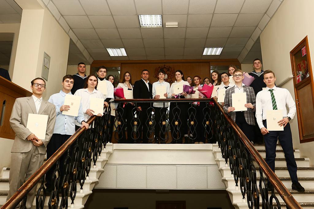 Талантливая молодежь Находки получила стипендии главы городского округа В Находке состоялась торжественная церемония вручения стипендий главы городского округа по итогам 2025 года Мероприятие ставшее доброй предновогодней традицией собрало двадцать лучших учащихся школ и средних специальных учебных заведений города чьи достижения в учебе спорте творчестве и общественной деятельности получили высокую оценку Глава Находкинского городского округа Тимур Магинский лично поздравил стипендиатов отметив их целеустремленность стабильно высокие результаты и активную жизненную позицию В своем обращении он подчеркнул что сегодняшние лауреаты это будущее не только Находки но и всей страны В вас ребята заинтересованы наши предприятия Вы нам очень нужны Мы за вас будем бороться Моя цель чтобы вы получили образование остались в Находке получили квартиры обустроили семьи обратился к молодежи Тимур Магинский  Глава администрации НГО подробно рассказал о масштабных проектах развития Находки создании современной городской среды строительстве спортивных объектов жилья для молодых специалистов и перспективах которые ждут выпускников на местных предприятиях Он выразил уверенность что у молодых и талантливых находкинцев есть все возможности реализовать свой потенциал в родном городе Тимур Магинский также поблагодарил родителей педагогов и наставников стипендиатов за их вклад в воспитание и поддержку молодого поколения Стипендии главы Находкинского городского округа получили  Мария Абрамович с ш 10  Илья Галинов с ш 24 Данил Галич ДМУ  Эвелина Иванченко с ш 23  Максим Каштанов НГГПК  Егор Квашулько НГГПК  Эвелина Ким с ш 22  Максим Киселев НГГПК  Мария Коваль Гимназия 1  Никита Кочерга с ш 26  Виктория Леонова ДМУ  Ксения Мажидова с ш 7 Эдельвейс  Кристина Мещерякова НГГПК  Анна Ожерельева с ш 9  Лев Остапчук с ш 14  Владислав Подолинский с ш 11  Фёдор Самбур ДМУ  Диана Сухоцкая Приморский краевой колледж искусств г Находка  Артём Ушаков филиал ВГУЭС в г Находке  Иван Ушаков филиал ВГУЭС в г Находке   Читайте новости первыми в нашем канале МАХ ОбразованиеНаходки