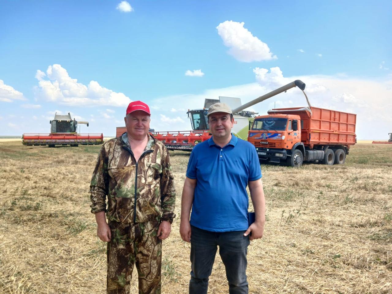 В Клетском районе намолочено 100 тысяч тонн зерна урожая 2025 года!  Уважаемые аграрии Клетского района! Поздравляем вас со значимой трудовой победой – намолотом 100 тысяч тонн зерна нового урожая!  Ваше трудолюбие, высокий профессионализм и слаженная работа вместе с современными технологиями и высокопроизводительной техникой обеспечивают достижение высоких результатов.  Уверены, что общими стараниями вам удастся сохранить набранный темп и собрать достойный урожай.  Выражаем всем участникам уборочной кампании благодарность за самоотверженный труд и добросовестное отношение к делу!  Также сегодня глава Клетского района Александр Игнатченко побывал на полях СПК «Черенский», где вместе с председателем Владимиром Харитоновым и бригадиром Василием Шамовым проверил ход уборочной компании, готовность техники и инфраструктуры к продолжению уборки и приему зерна нового урожая.