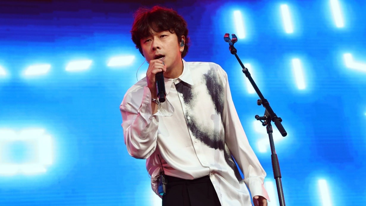 Жительница Слободского перевела певцу из Кореи 1 3 млн рублей 47 летняя женщина на сайте знакомств познакомилась с мужчиной который представился певцом из Кореи Между ними завязались доверительные отношения и мужчина намекнул ей на возможность переезда за границу В какой то момент певец обратился к женщине с просьбой помочь ему в перевозке наличных из Китая в Россию Якобы он не может перечислить деньги по безналу а переправить их нужно очень срочно После этого мужчина дал потерпевшей координаты транспортной компании и пояснил что они будут заниматься перевозкой денег Связавшись с перевозчиком потерпевшая неоднократно переводила ему деньги якобы для оплаты услуг Однако выполнение заказа каждый раз откладывалось по разным причинам В результате потерпевшая перевела свыше 1 3 миллиона рублей из них 800 тысяч рублей взяв в кредит Поняв что денег у женщины больше нет певец из Кореи прекратил общение и перестал выходить на связь Женщина поняла что ее обманули и обратилась в полицию Подписаться