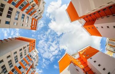 Рынок жилья перегрелся где в России новостройки не могут продать В России зависли миллионы лишних квартир К концу 2025 года застройщики не смогли продать 5 6 млн кв метров жилья это около 37 всех введённых новостроек Фактически каждый третий новый метр оказался невостребованным рынком Лидер антирейтинга Краснодаре там не продано более 60 квартир в домах со сроком сдачи до конца года Кубанская столица уверенно лидирует среди городов миллионников Следом идут Красноярск 48 и Самара 47 Для сравнения в Москве Екатеринбурге и Нижнем Новгороде доля непроданного жилья заметно ниже 18 20 В московском регионе застройщики начали массово сдавать нераспроданные квартиры с готовой отделкой в новостройках в аренду Такой объём зависших квадратных метров создаёт серьёзную финансовую нагрузку на девелоперов деньги вложены кредиты обслуживаются а покупателя нет При этом аналитики предупреждают в 2026 году продажи могут просесть ещё примерно на 15 на фоне подорожания новостроек изменений в законодательстве и общей экономической стагнации Рынок жилья всё нагляднее демонстрирует парадокс строят много а людей готовых купить новые квартиры становится всё меньше Честно и точка Мы ГОВОРИМ другие МОЛЧАТ