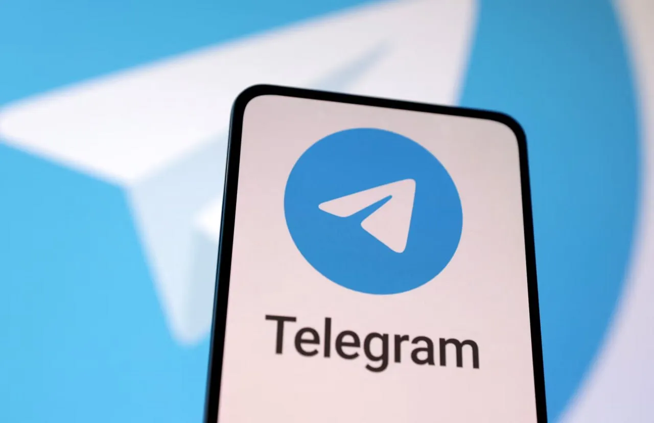 Семь из десяти компаний в России всё еще работают через Telegram и WhatsApp Российский бизнес не спешит отказываться от личных мессенджеров для работы Telegram и WhatsApp для дел используют до 70 организаций Хотя интерес к специализированным корпоративным платформам за год вырос на 400 полностью перенести в них все чаты смогли только 15 компаний Остальные пока выбирают гибридный формат Главный запрос сейчас это закрытый контур и экосистемность когда задачи документы и видеозвонки собраны в одном приложении На этом фоне число регистраций в МТС Линк подскочило в 14 раз а виртуальным офисом Яндекса пользуются уже 170 тысяч организаций При этом корпоративные решения пока проигрывают Telegram в удобстве что сильно тормозит миграцию сотрудников  По прогнозам аналитиков к 2027 году до 70 крупного бизнеса всё же сделают внутренние системы основным каналом связи Популярные мессенджеры при этом останутся инструментами для внешних контактов Также на фоне сбоев в первом квартале вырос интерес к азиатским платформам из Китая и Кореи их аудитория в России прибавила 60 Meta признана экстремистской и запрещена в России settersmedia news