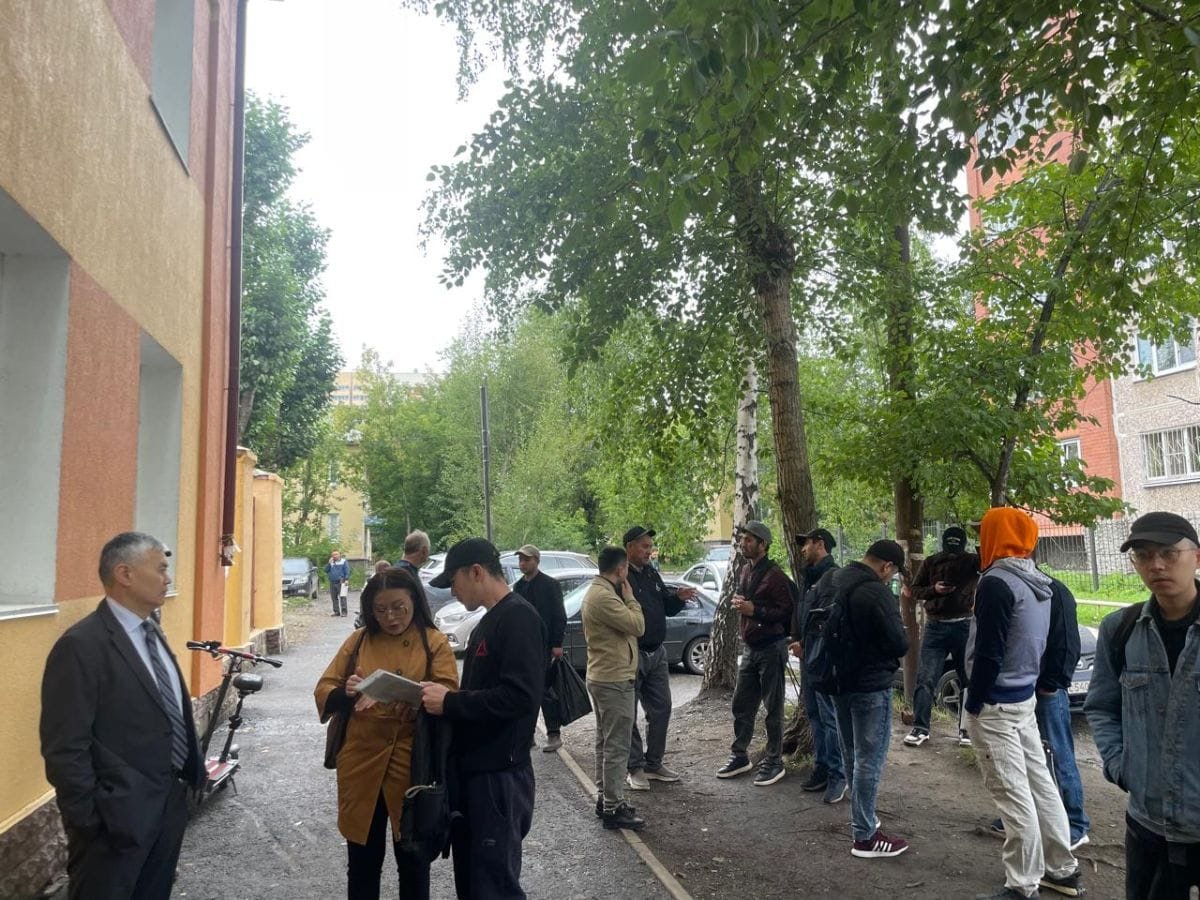 Более 80 процентов кыргызстанцев, работающих в Екатеринбурге, легализовались. Об этом сообщает Генеральное консульство КР.  По его данным, дипломаты посетили городские отделы миграции, провели встречи с руководством полиции и сотрудниками паспортно-визового сервиса МВД России, который оказывает платные услуги по оформлению документов иностранцам. Цель визита — оценка хода легализации правового положения граждан Кыргызстана.