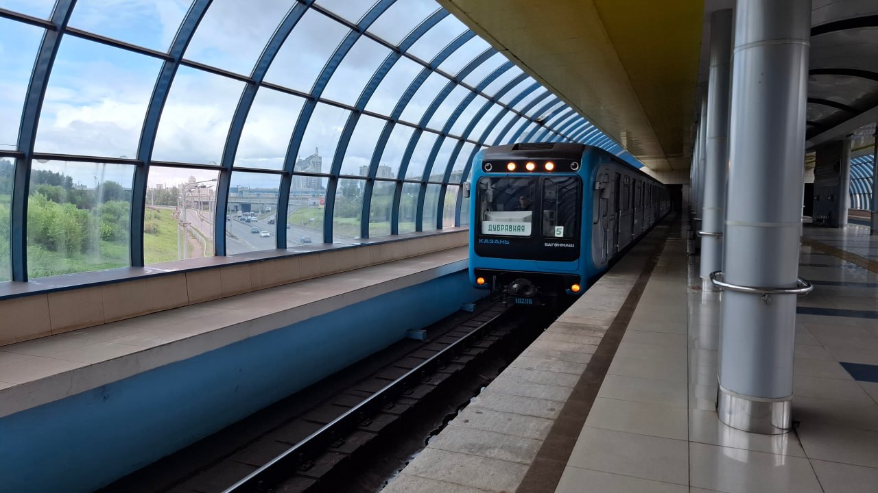 Открытие второй ветки метро в Казани ожидается в 2028 году Ильшат Гимаев, заместитель министра строительства, архитектуры и ЖКХ Республики Татарстан, на пресс-конференции сообщил, что вторая ветка метрополитена в Казани может быть запущена в 2028 году. Это оптимистичный прогноз, основанный на текущих темпах строительства и уровне финансирования. Гимаев также отметил, что при возможном увеличении финансирования проекта, сроки открытия могут быть пересмотрены на более ранние.