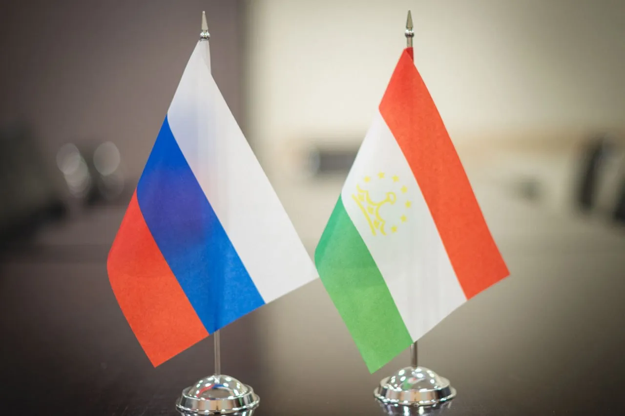Российские бизнесмены хотят расширить цифровое сотрудничество с Таджикистаном Российские компании намерены увеличить количество проектов с Таджикистаном в сфере цифровизации Об этом в Душанбе заявил заместитель министра цифрового развития связи и массовых коммуникаций России Сергей Кучушев Наша бизнес миссия это расширение количества проектов которые мы будем реализовывать совместно И не обязательно что эти проекты будут реализовываться исключительно в Таджикистане Надеюсь что будут проекты реализовываться командами из Таджикистана в России сказал Кучушев Южная служба новостей