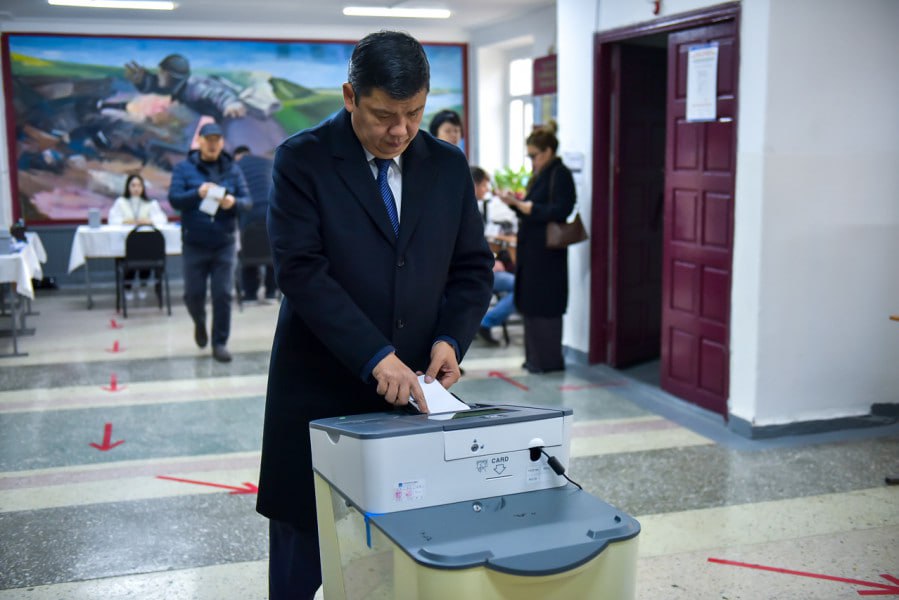 Мэр Бишкека проголосовал на выборах депутатов парламента Кыргызстана Он отдал голос за кандитата из Первомайского избирательного округа Sputnik Kyrgyzstan