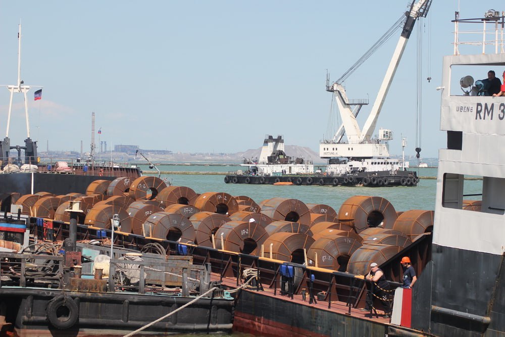 Морской порт Мариуполя ждет масштабная модернизация Проект восстановления был разработан Единым институтом пространственного планирования. Как рассказали в пресс-службе ЕИПП, в порту проведут обновление инфраструктуры, восстановят зерновой терминал и углепогрузочный комплекс, сохранят административные и складские здания, а также модернизируют инженерные объекты. Специалисты института также предложили восстановить морской вокзал «Мариуполь», центр управления движением судов и реконструировать причалы морского порта. Помимо этого, планируется провести реконструкцию улицы Интернациональной с организацией автобусного маршрута и возобновить железнодорожное сообщения с портом. Фото: Администрация Главы ДНР