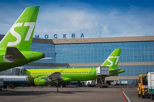 Авиакомпании S7 Airlines и Smartavia пока не изменили правила провоза пауэрбанков в самолетах Авиакомпании S7 Airlines и Smartavia пока не изменили правила провоза пауэрбанков по новым техническим инструкциям Международной организации гражданской авиации ICAO Об этом сообщает Агентство городских новостей Москва со ссылкой на данные пресс служб перевозчиков У нас пока не поменялись правила провоза пауэрбанков прим Агентства Москва Будем ждать приказа Минтранса сказали в пресс службе авиакомпании S7 Airlines отвечая на запрос агентства Там пояснили что в данный момент по правилам авиакомпании портативные зарядные устройства разрешено перевозить только в ручной клади держать при себе в кармане кресла или под сиденьем впереди стоящего кресла а использовать их в полете включая зарядку гаджетов и самих пауэрбанков запрещено aviaru net n295119 Оставайся в информационном потоке подпишись на наш канал в MAX