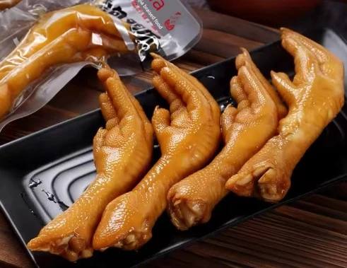 Россия стала главным экспортером куриных лап в Китай Россия вышла на первое место среди всех стран экспортеров по выручке от поставок куриных лапок в Китай По итогам 2025 года продажи составили 327 млн что на 5 больше чем в 2024 м 311 млн и позволило опередить давнего лидера Бразилию чья выручка составила 326 млн Объём поставок в натуральном выражении также вырос Китай закупил у России 109 тысяч тонн куриных лапок что на 10 больше чем годом ранее В тройку крупнейших поставщиков также вошли Таиланд 219 млн США 69 млн и Белоруссия 33 млн Подробнее   Подпишись на MASHNEWS