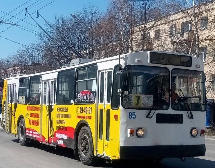 Может быть, мы всё же дождёмся троллейбусы. Выбран поставщик для 45 новых «рогатых», которые не доехали в Ставрополь в прошлый раз.  Как сообщили в краевом Миндоре, контракт с победителем аукциона заключат в течение 10 дней. Троллейбусы должны приехать до 31 марта.  Напомним, летом в Ставрополе должны были закупить 45 новых троллейбусов. Контракт оценили в 1,151 миллиарда руб.   Подрядчик сорвал поставку — к нам доехало только 3 троллейбуса в не очень хорошем состоянии. Контракт расторгли.  Губернатор призвал УФАС включить поставщика в реестр недобросовестных.    Подписаться   прислать новость