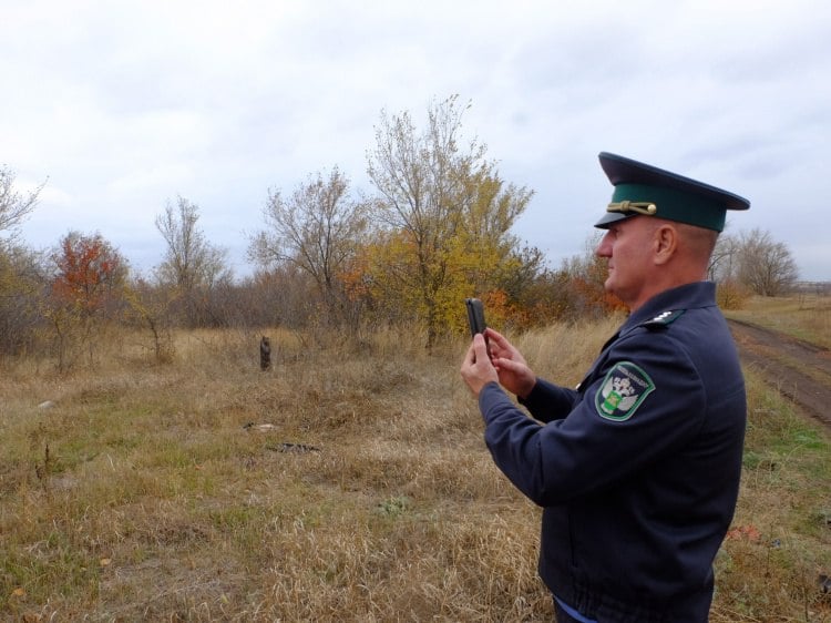 В Волгоградской области сельхозземли засыпали стройотходами  В Волгоградской области нашли ещё один сельскохозяйственный участок, который использовали не по назначению. Как рассказали Волжский.ру в Управлении Россельхознадзора по Ростовской, Волгоградской и Астраханской областям и Республике Калмыкия, в Жирновском районе нашли участок площадью в 19 га, заросший сорной растительностью.   Подробнее на Волжский.ру: