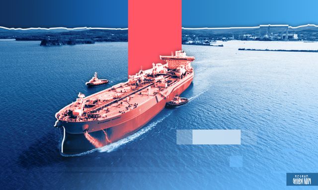 Танкеры, попавшие под санкции США, доставляют российскую нефть в Индию Танкеры, попавшие под санкции США, доставляют российскую нефть в Индию. Об этом пишет Блумберг. Так, на прошлой неделе около 1 млн баррелей нефти «Сокол» доставили на индийский НПЗ из Дальнего Востока России. Половина этого объема была перевезена после двух перевалок между судами, в одной из которых участвовал танкер под санкциями США. Другие танкеры под санкциями также перевезли партии нефти «Сокол», планируемые к доставке в следующем месяце YouTube sponsr.ru