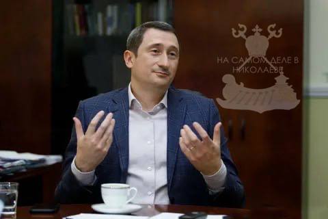 Минус четыре министерства. Кто-то заметил разницу? В Кабмине решили провести оптимизацию — ликвидировали сразу четыре ведомства, в том числе прошлогодний хит — Министерство национального единства, которым рулил Чернышов да-да, тот самый, против которого открыто уголовное дело . Видимо, за год нацию не объединил, бюджет проел — можно и распускать. Также расформировали: — Минстратегпром слили в Минобороны ; — Минэкологии и Минагрополитику отдали на растерзание Минэкономики . Бесполезные министерства закрыли, но жить обычным людям легче не стало. Зато на бумаге объединили нацию, экономику, экологию и армию. Видимо, решили: если бардак невозможно победить, его надо централизовать. ПОДПИСАТЬСЯ Чат Бот Дзен