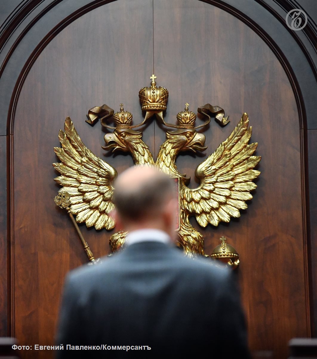 Чиновники просят Конституционный суд КС объяснить что они должны делать чтобы избежать штрафов КС по запросу правительства Омской области проверит статью Кодекса об административных правонарушениях которая запрещает наказывать местные власти за неисполнение полномочий если они не были должным образом профинансированы Эта норма появилась только в прошлом году Поводом для обращения в КС омского правительства стал штраф в 30 тыс руб за неисполнение судебного решения об обеспечении жильем детей сирот и детей оставшихся без попечения родителей КС столкнулся с концептуальной проблемой пределы всех социальных прав и гарантий упираются в финансовые возможности государства Подписывайтесь на Ъ Оставляйте бусты