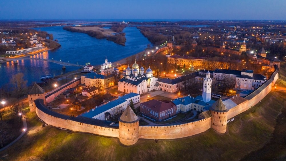 В Великом Новгороде нашли берестяную грамоту XII века с посланием к матери от Дмитра и Пунея Найденный на Троицком раскопе XVI экспедицией МГУ и Центром археологических исследований Новгородского музея заповедника артефакт получивший номер 1236 уникален тем что текст написан на белой внешней стороне коры Это встречается довольно редко Находка подтверждает что женщины в средневековом Новгороде тоже были грамотными В грамоте содержится короткое сообщение о том что Дмитр с неким Пунею послали весть матери прочтение А А Гиппиуса Полная расшифровка надписей включая загадочные буквы Д ЖЕ ЖЖ еще предстоит но сама находка уже знаменательна для историков и археологов naukatv ru все наши каналы