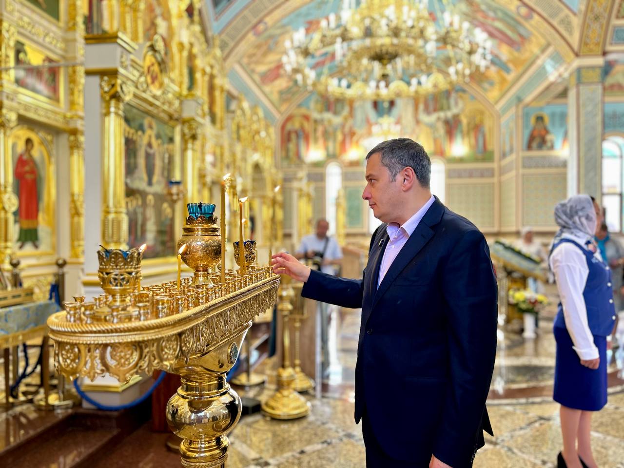 В храме Покрова Божьей Матери состоялась церемония специального гашения почтовых марок В рамках серии «Монастыри Русской Православной Церкви» по инициативе врио губернатора Курской области и при поддержке Комиссии ГПЗО Минцифры России выпущены два новых вида почтовых марок номиналом 50 рублей, посвящённых Горнальскому Свято-Николаевскому Белогорскому и Рыльскому Свято-Николаевскому мужским монастырям. Тираж каждой марки составит 81 тысячу экземпляров. В почтовые отделения Курской области поступят по 450 марок каждого вида, а остальные экземпляры распределят по почтовым отделениям всей страны. В дополнение к маркам изданы конверты первого дня и изготовлены штемпели специального гашения для Курска и Москвы. Почетное право поставить оттиск штемпеля на первых почтовых марках предоставлено врио губернатора Курской области Александру Хинштейну, и. о. директора УФПС Курской области АО «Почта России» Светлане Картамышевой и настоятелю Горнальского монастыря игумену Питириму. — Церемония посвящена двум замечательным православным святыням, которые стали легендарными. Вера помогает нам преодолевать трудные времена, объединяет людей. Рад, что эти марки были выпущены, и что сегодня Курская область, её тематика, герои и достопримечательности становятся известными. Почтовая миниатюра — это всегда художественное произведение, созданное талантливыми художниками, и каждая марка, выпускаемая в обращение, навсегда займет свое место в истории. Это не просто бумага, а шаг в вечность, — подытожил Александр Евсеевич. Фото: Ольга Заводнова.
