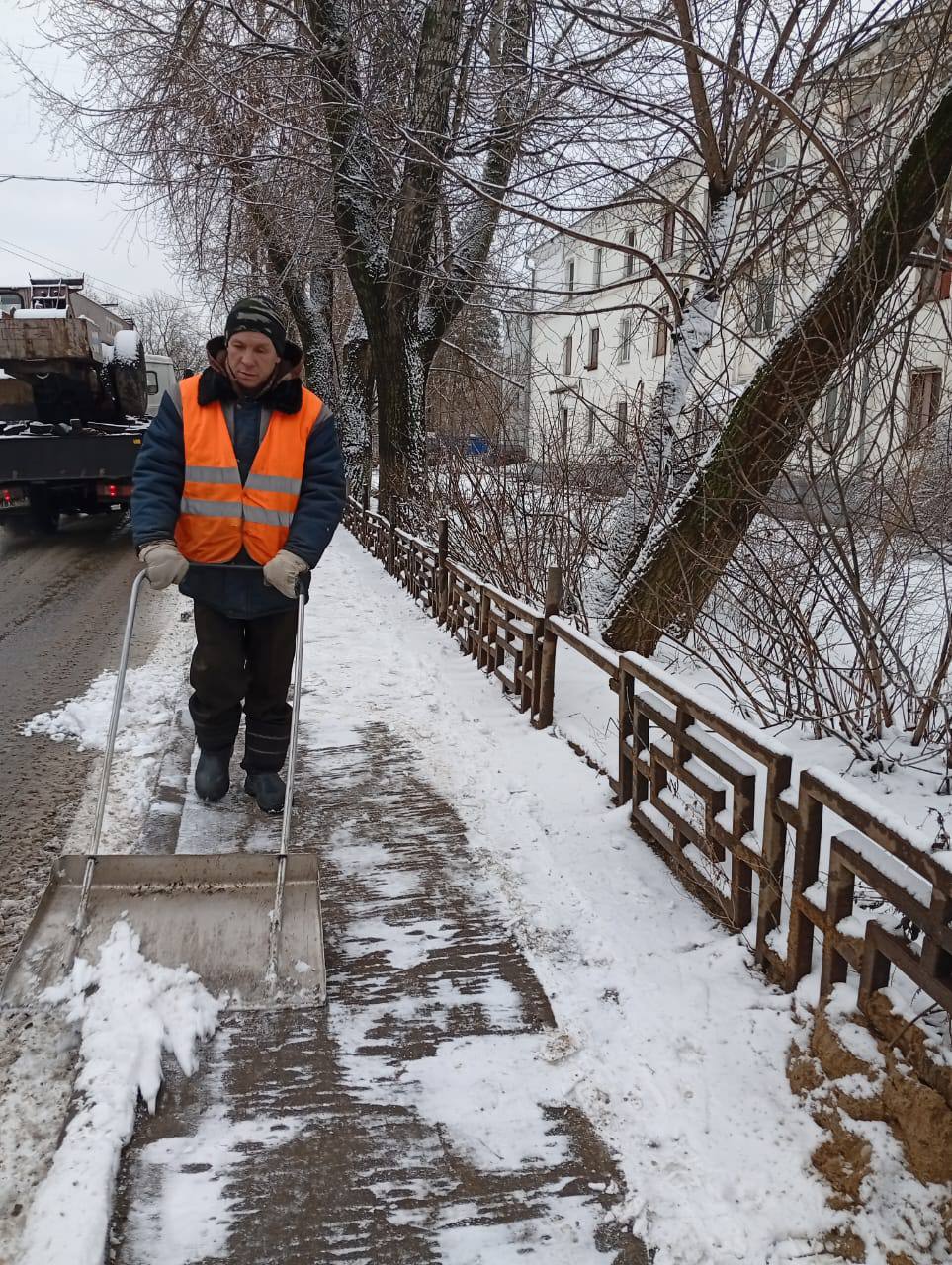 Нижегородские дорожники готовятся к снегопаду.  Синоптики обещают, что в ближайшие двое суток в городе ожидается выпадение от шести до девяти миллиметров осадков — снега с дождем.   Дороги предварительно обработают противогололедными материалами, в случае дождя будет задействована водооткачивающая техника, сообщает мэрия.   Подписаться   Прислать новость