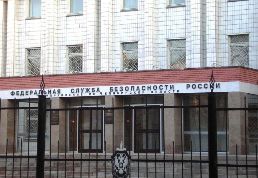 Сотрудник таможни пропустил опасный груз по фальшивым документам  На пункте пропуска «Бугристое» старший инспектор отдела по контролю за ввозом товаров, действуя из корыстных побуждений, пропустил в Россию машину с подкарантинным грузом высокого фитосанитарного риска, не проверив поддельные документы.  Следственный комитет возбудил уголовное дело по статье о превышении должностных полномочий.  ПОДРОБНЕЕ  URALPRESS.RU
