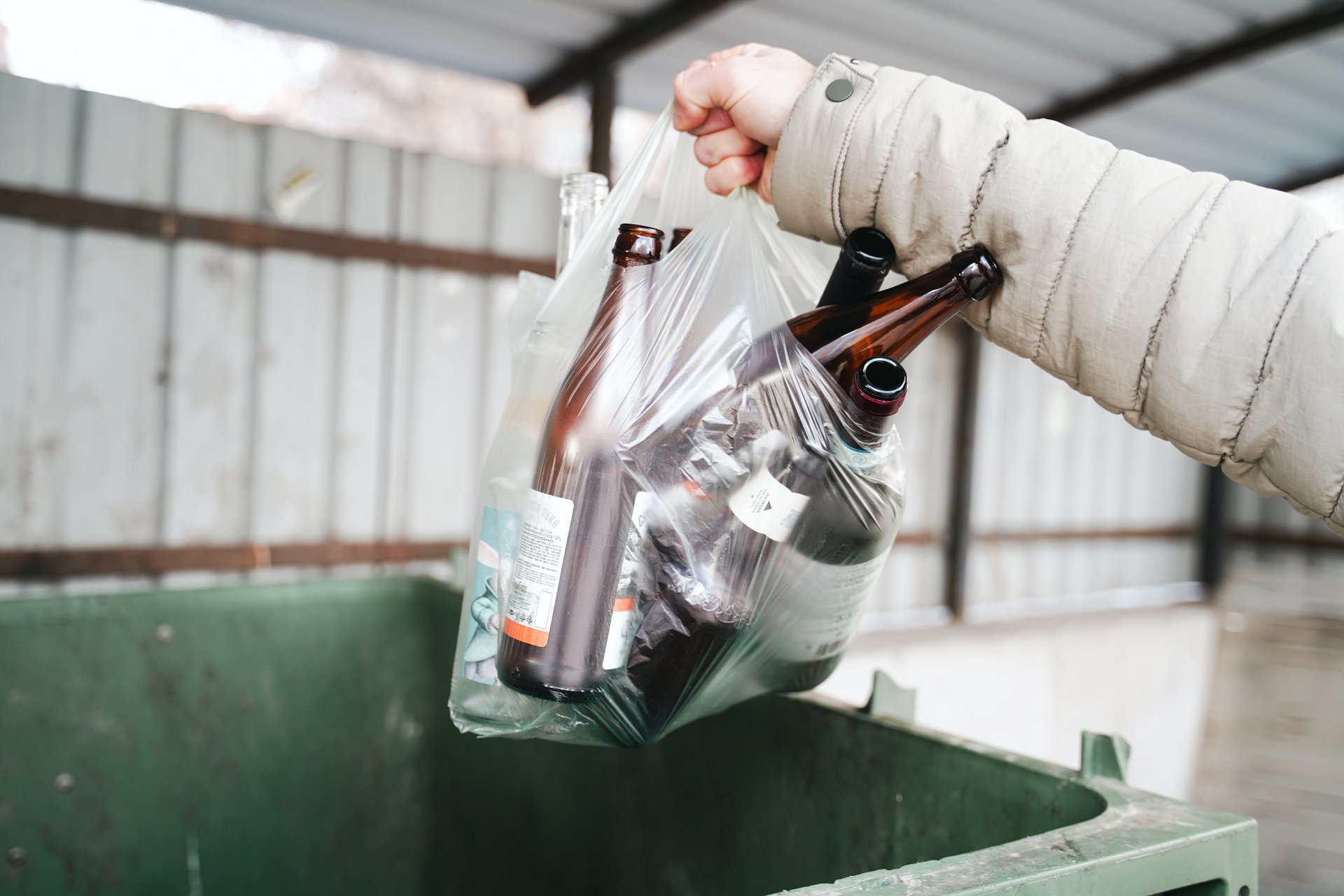 Алкоголизм в Челябинской области идет на спад В 2024 году число новых случаев алкоголизма в регионе снизилось до 948 это почти на 200 меньше чем в 2020 м Количество острых алкогольных психозов тоже уменьшилось с 1624 до 1501 Главврач областной наркологической больницы Борис Изаровский отметил что снижение заболеваний говорит о трезвости населения и улучшении здоровья особенно среди молодежи Чаще всего в стационар попадают люди с начинающимися проблемами особенно после праздников Средний возраст пациентов 45 55 лет женщины составляют только 15