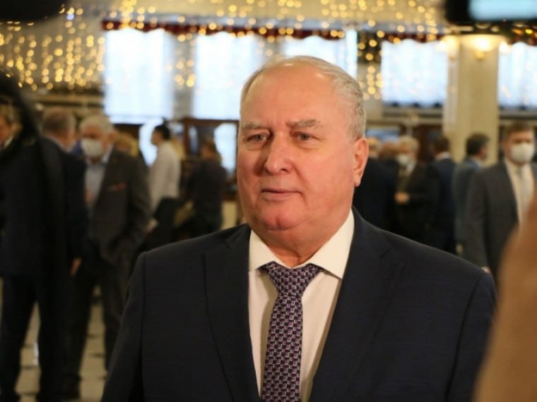 Депутат Заксобрания назвал сверхактуальным проект ПРОдвижение ГЕРОЕВ Член общественного совета программы депутат Владимир Березовский дал высокую оценку кадровому конкурсу для ветеранов СВО Финалисты готовятся ко второму этапу стажировки который начнётся в феврале Это сверхактуальный конкурс который мы очень ждали Спасибо губернатору Омской области Виталию Павловичу Хоценко и всем кто занимается воплощением конкурса в жизнь заявил депутат Парламентарий отметил что участники специальной военной операции уже трудоустраиваются на региональные предприятия и поступают в образовательные учреждения По его словам все добровольцы вернувшиеся с фронта будут полностью обеспечены рабочими местами За каждым финалистом программы закреплён наставник из числа министров и руководителей ведомств в том числе губернатор Виталий Хоценко   Подписывайтесь на 12 канал в МАХ