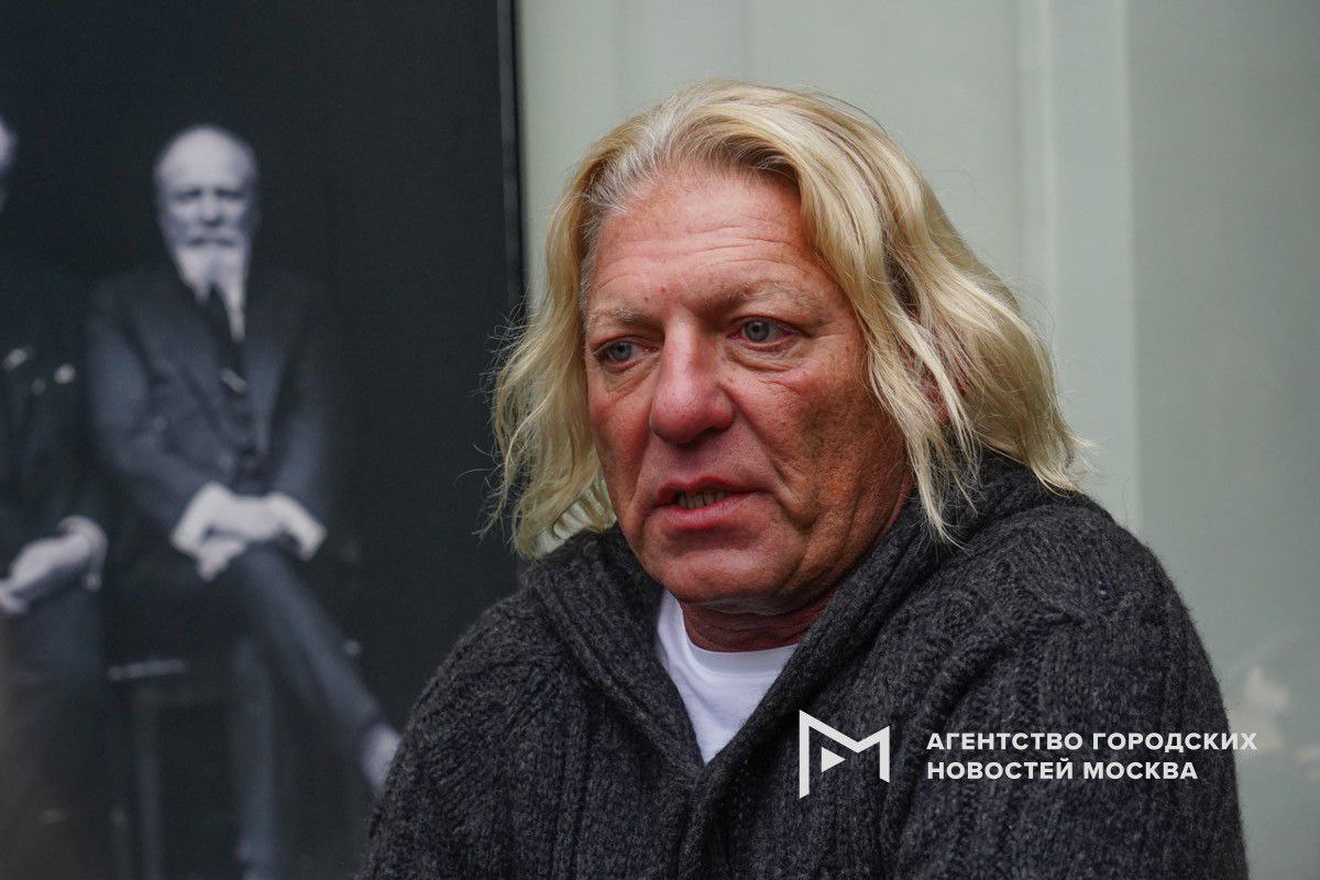 Режиссер и телеведущий Александр Олейников умер на 61 м году жизни Как сообщил Агентству Москва его сын Максим Олейников прощание предварительно пройдет 27 января В числе проектов которые спродюсировал Олейников такие фильмы как Любовь морковь сериалы Граф Крестовский 2004 Лиговка 2009 Военная разведка Западный фронт 2010 Подпишись на Агентство Москва