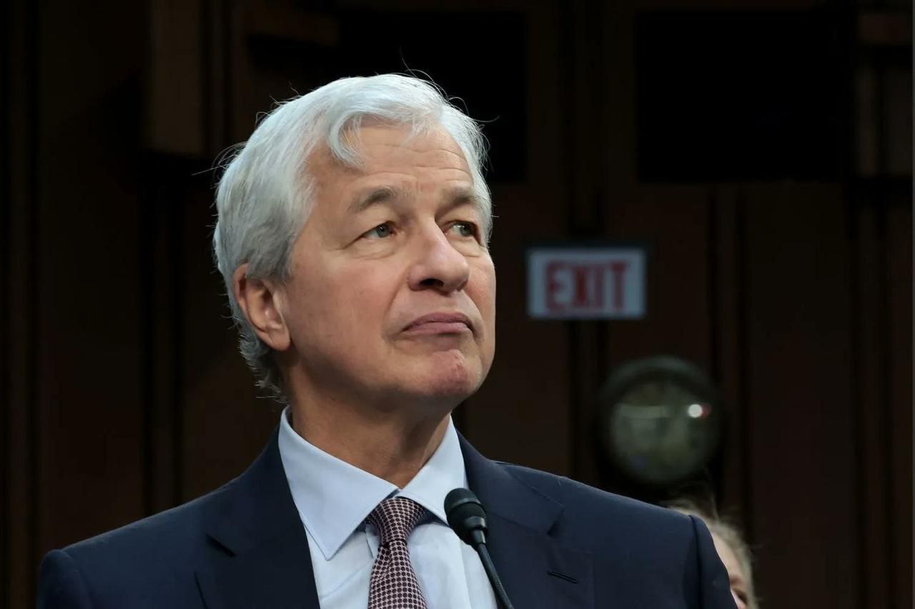 Генеральный директор JP Morgan Европе: «Вы проигрываете экономическую гонку!» Джейми Даймон предупреждает, что Европа отстаёт от США и Китая, ссылаясь на резкое падение доли ВВП ЕС к ВВП США — с 90% до 65% всего за десять лет, — отмечая, что Европе не хватает конкурентоспособных на мировом рынке гигантов, и она нуждается в серьезных реформах и инвестициях, чтобы оставаться в игре.