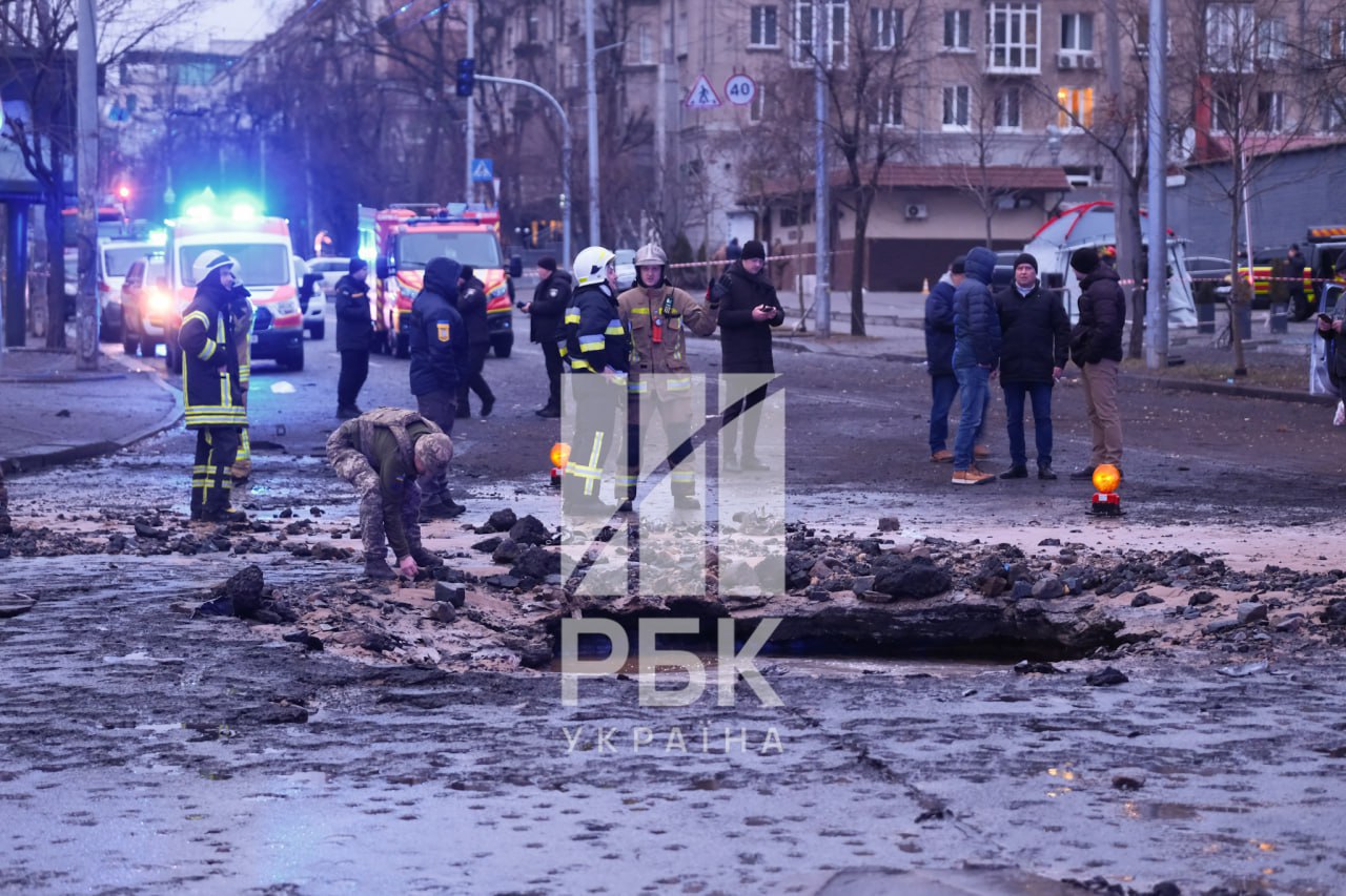 Во время российской атаки в Киеве погибли четыре человека  Как рассказал начальник городской военной администрации Киева Тимур Ткаченко, в Шевченковском районе трое ранены.  В Госслужбе Украины по чрезвычайным ситуациям рассказали, что повреждены административное здание, бизнес-центр, магазин, магистральный водопровод и десять автомобилей.    Читать без VPN  Фото: РБК-Украина  Подписаться на «Новую-Европа»