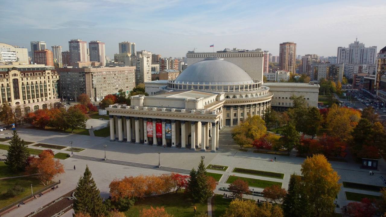 Голосуем за Новосибирск! Новосибирск вышел на второе место в голосовании «Культурная столица России-2027». На право считаться культурной столицей в 2027 году претендуют 12 населённых пунктов страны. Финалистов и победителей проекта определит экспертный совет, но результат народного голосования не менее важен, и даже может стать решающим. Новосибирск по подсчётам голосов россиян сегодня уступает только Вологде. Об этом 7 июля сообщил мэр Новосибирска Максим Кудрявцев на оперативном совещании в региональном правительстве: «Убеждён, что статус культурной столицы даст мощный импульс для привлечения туристов и поддержки творческих инициатив регионального центра и всей Новосибирской области. Призываю всех жителей региона проголосовать и поддержать наш город в этом проекте.» Отдать свой голос до 5 декабря можно на Госуслугах Вести Новосибирск