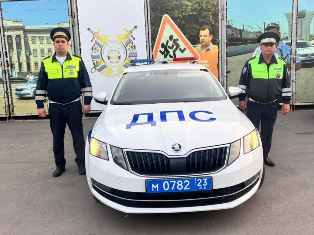 Мальчика с травмой ноги сопроводили в больницу инспекторы ДПС Делимся с вами трогательной историей: В Краснодаре вечером, когда город стоял в пробках, у поста ДПС на улице Захарова остановилась иномарка. Автоледи обратилась за помощью — её ребёнку срочно требовалась медицинская помощь из-за травмы ноги. Инспекторы ДПС ГИБДД УМВД России по городу Краснодару ст. лейтенант полиции Денис Куличев и лейтенант полиции Станислав Литвинов быстро сопроводили мальчика и его маму в больницу. Мальчику сделали операцию и теперь его здоровью ничего не угрожает. «Огромная признательность нашим спасителям. Благодаря вам моему сыну своевременно помогли врачи. Вы настоящие герои нашего времени!» – передала женщина. #СпасибоПолицейский Поддержать наш канал можно по ссылке Полиция Кубани
