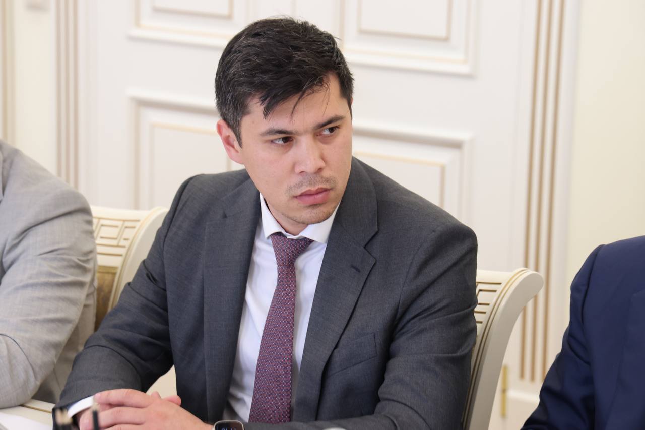 С упором на строительство дорог, школ и создание условий для жителей: 18 проектов комплексного развития территорий предложено в этом году. О проведенной работе по рассмотрению проектов в рамках Махачкалинской агломерации доложил на заседании под председательством Сергея Меликова глава минстроя республики Бахтияр Уллаев. Чтобы прекратить хаотичную застройку, в Махачкале и Каспийске введен принцип комплексного развития территорий. Выработан алгоритм, по которому администрации городов предлагают проекты на рассмотрение. «Рассматривается возможность их реализации с точки зрения инженерной, социальной и транспортной инфраструктуры, а также соблюдения комплексного подхода к застройке и соответствие требованиям градостроительного законодательства. На повестке сегодня — согласование и предварительная проработка перспективных проектов», — отметил Бахтияр Уллаев. За текущий год уже рассмотрено 18 проектов — 14 в Махачкале и 4 в Каспийске. Многие из них получили разрешение на строительство или в высокой степени проработки. Сергей Меликов подчеркнул необходимость благоустройства прилегающих территорий и создания условий для качественного проживания жителей. Глава региона поручил руководителям минобрнауки, минспорта и минкульта республики учитывать заселение территорий при планировании строительства соцобъектов и участия в федеральных программах.
